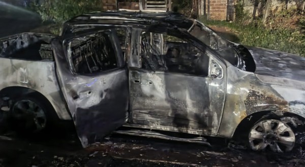 Caminhonete é consumida pelo fogo durante a noite em Bernardo de Irigoyen