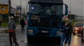 Caminhoneiro tenta furar bloqueio da BR-101 e acaba apedrejado