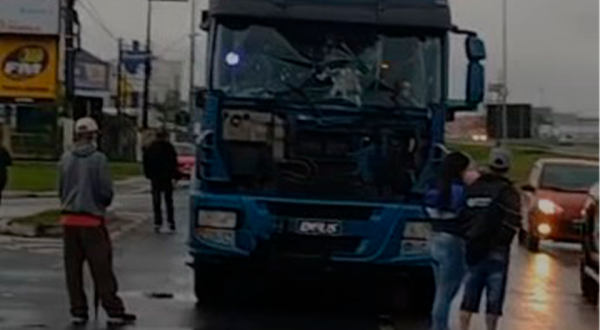 Caminhoneiro tenta furar bloqueio da BR-101 e acaba apedrejado