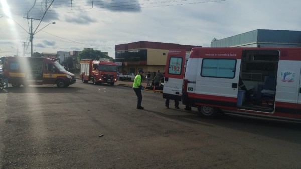 Condutor de motocicleta fica ferido em acidente entre moto e carro