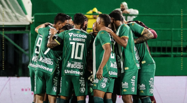 Chapecoense sofre goleada em casa e perde por 4 a 1 para o Athletico-PR