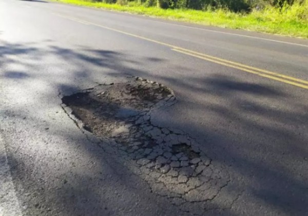 Sete veículos são prejudicados com buracos na SC-283