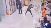 Homem agride gerente de supermercado com pá após reclamações da esposa