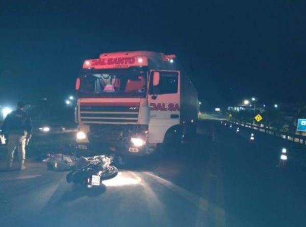 Motociclista morre ao colidir com caminhão na BR-282