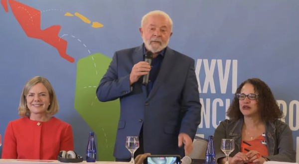 Após relativizar o conceito, Lula diz que gosta de democracia e que não se ofende em ser chamado de comunista