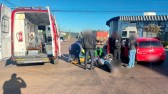Motociclista quase vai parar dentro de carro em colisão no centro