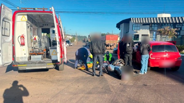 Motociclista quase vai parar dentro de carro em colisão no centro
