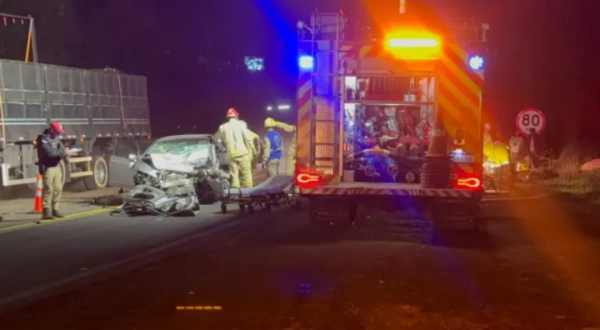 Mulher morre após colisão frontal entre dois carros na PR-483