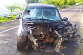 Motor de carro ‘voa’ e vai parar em cima de árvore após grave acidente em SC