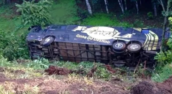 Ônibus da Banda Pérola do Paraná tomba na PR 280, em Pato Branco
