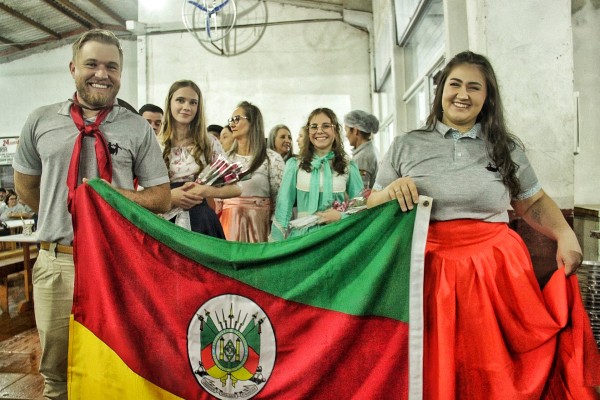 Grupo Rancho Gaúcho de Idamar forma terceira turma de dança de salão gaúcha