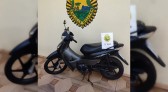 Motociclista fura bloqueio policial, mas acaba preso com moto clonada