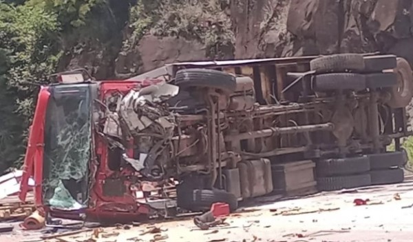 Colisão entre caminhão, carreta e carro interdita BR-163