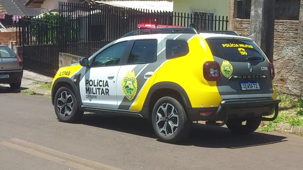 Menino de 11 anos chama polícia após ser trancado fora de casa e ver mãe ser agredida por padrasto