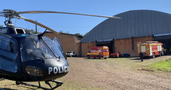 Helicóptero resgata homem ferido em acidente de trabalho