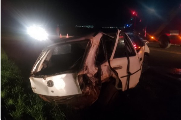 Carro capota na PR-566 e dois jovens ficam gravemente feridos