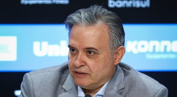 Grêmio anuncia saída de vice de futebol; veja quem assume
