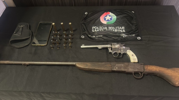 Homem de 64 anos é preso por posse irregular de armas de fogo e por ameaça a ex-companheira