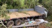 Caminhão cai em ribanceira na PR 158