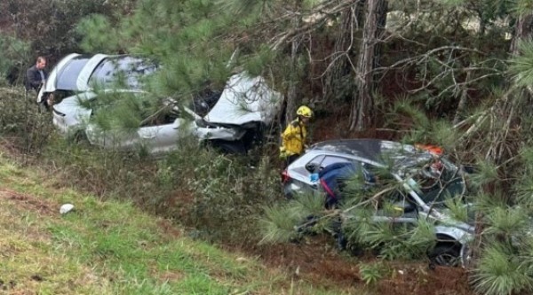 Mulher morre em grave acidente com carro de luxo na BR-282