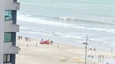 Amigos são atropelados por lancha em praia central; um morre e outro perde perna