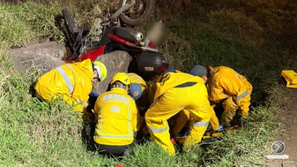 Motociclista fica gravemente ferido após saída de pista na BR-163