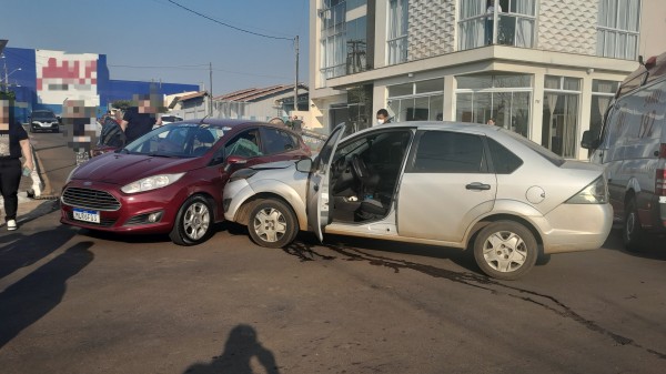 Colisão entre dois automóveis é registrada no Bairro Presidente Kennedy