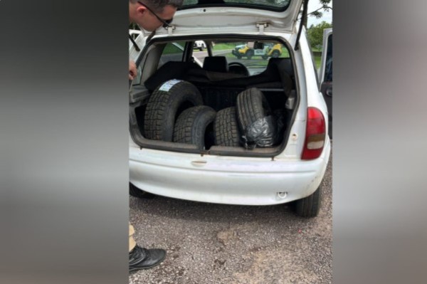Polícia Militar flagra veículo com 18 pneus contrabandeados