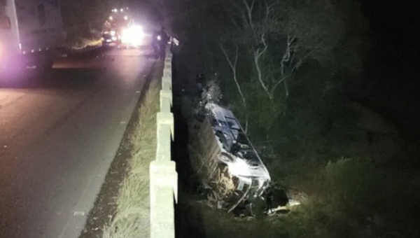 Acidente com três veículos faz ônibus despencar de ponte no RS; um morre e sete ficam feridos