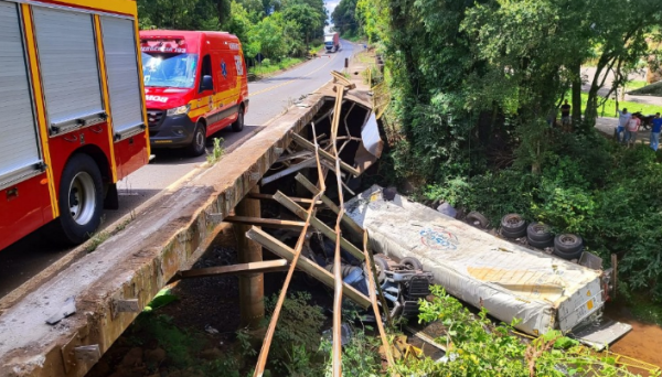 Caminhoneiro é socorrido em estado grave após carreta despencar dentro de rio