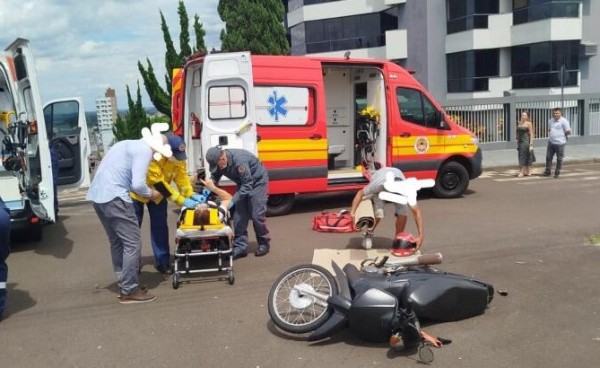 Colisão entre moto e carro deixa mulher ferida
