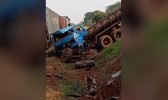 Motorista sobrevive após trem atingir cabine de caminhão