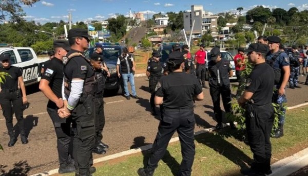 Polícia faz cerco após fuga de seis detentos na fronteira