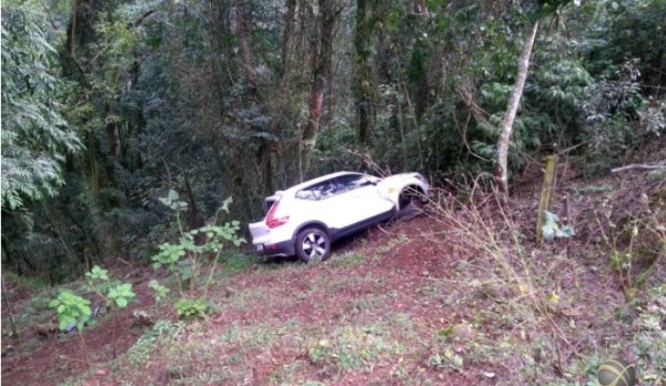 Carro com placas de SMOeste se envolve em saída de pista na SC-305