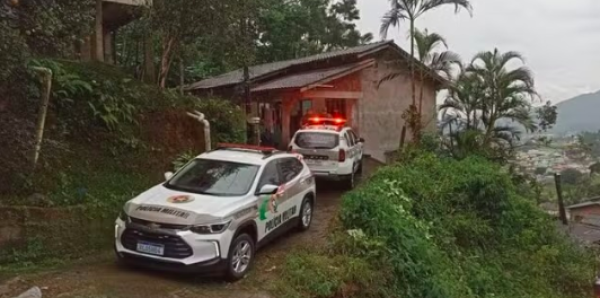 Mulher é morta a facadas enquanto dormia ao lado do filho de 2 anos em SC