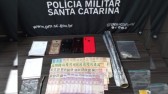 Mulher com filho no colo e dois homens são presos por tráfico de drogas no Oeste de SC