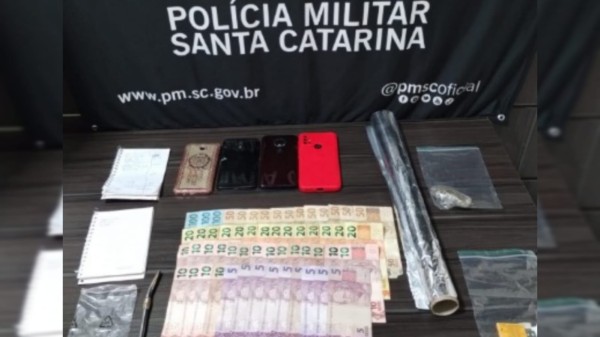 Mulher com filho no colo e dois homens são presos por tráfico de drogas no Oeste de SC