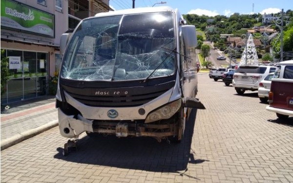 Quatro são atendidos após van da Secretaria de Saúde colidir contra ônibus no Oeste