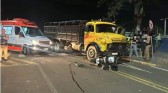 Motociclista sofre ferimentos graves após colidir em caminhão