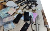 Morador é preso com arsenal de armas após tentar fugir da polícia