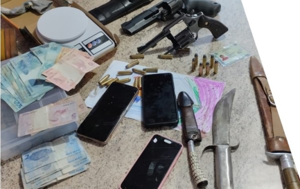 Morador é preso com arsenal de armas após tentar fugir da polícia