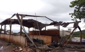 Vento forte danifica estrutura de posto durante temporal