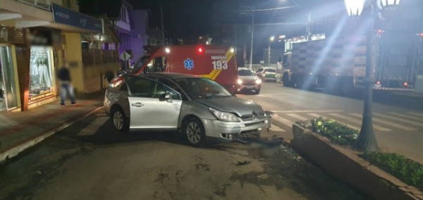 Idoso fica ferido em colisão com canteiro central em São Carlos