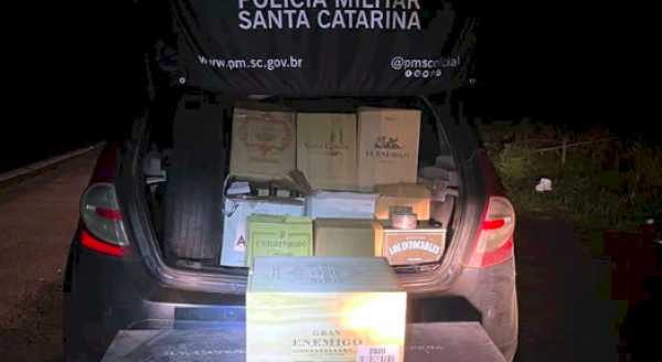 Dupla é flagrada com quase 200 garrafas de vinho trazidas da Argentina no Oeste