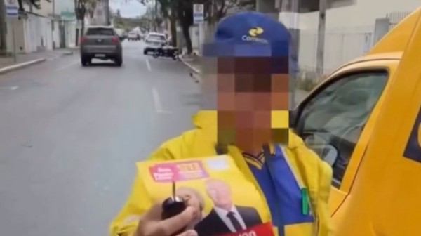 Funcionária dos Correios diz ser obrigada a entregar material do PT
