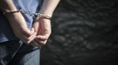 Homem é preso por importunar sexualmente a irmã
