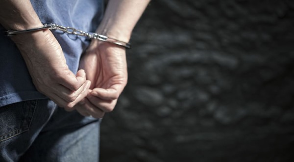 Homem é preso por importunar sexualmente a irmã