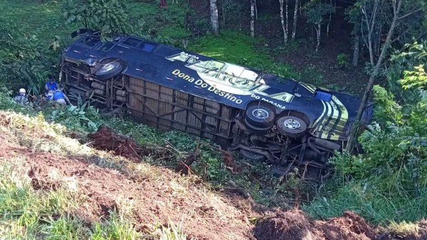 Ônibus da banda Pérola do Paraná se envolve em acidente e deixa feridos