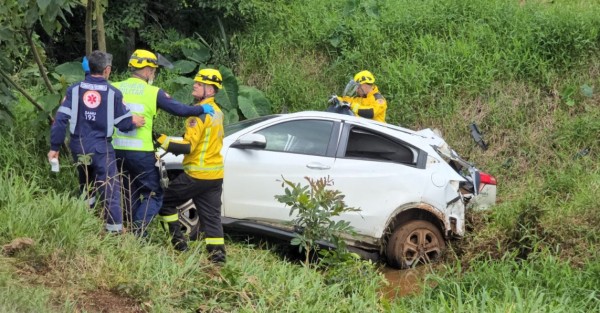 Colisão frontal entre HR-V e carreta deixa mulher e duas crianças mortas na BR-163, as vítimas residiam em Dionísio Cerqueira