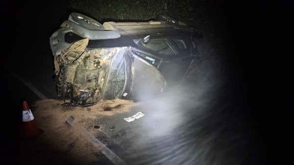 Ocupantes abandonam veículo após capotamento na BR 282, entre SMO e Maravilha